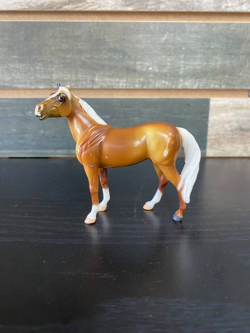 USED Palamino w/ 3 Socks Breyer Stablemates