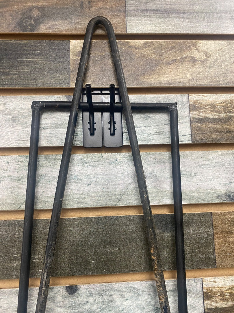 USED Golden Horseshoe Equestrian Wall Mount Metal Saddle Rack Black