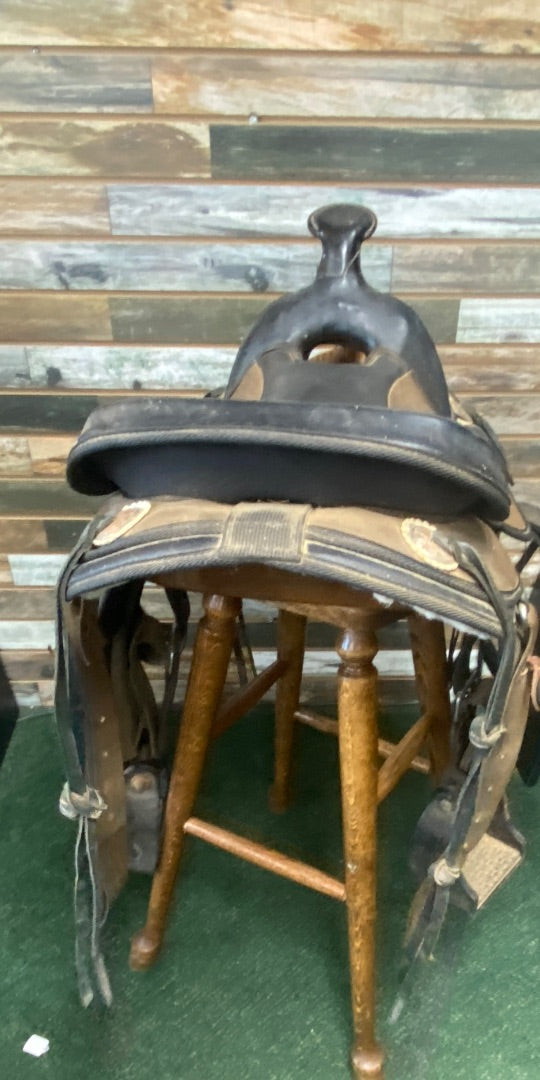 USED Abetta Synthetic Trail Saddle 15" Seat