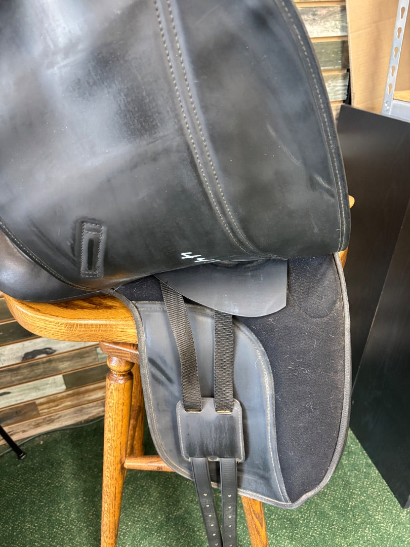 USED Thorowgood T6 Dressage Saddle 17" Black