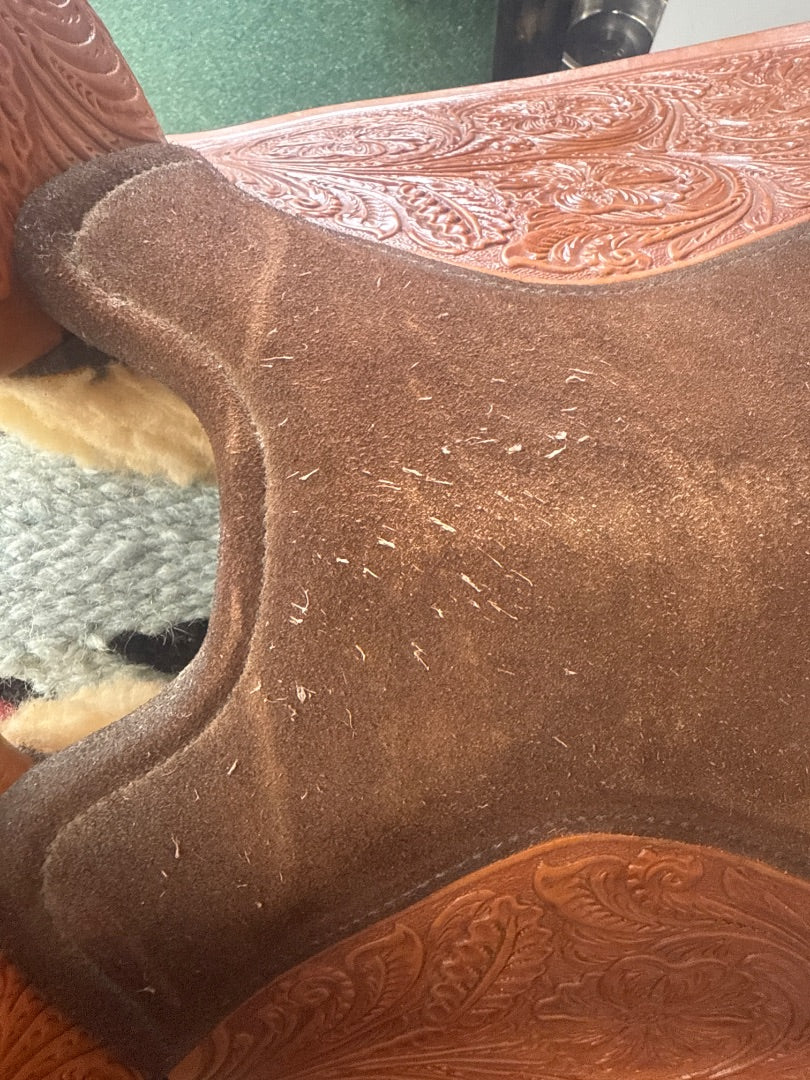 USED 17" High Horse Circle Y Park & Trail Saddle Wide Tree