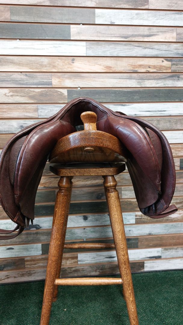 USED M. Toulouse English Saddle With Irons/Leathers 18 Dark Oil