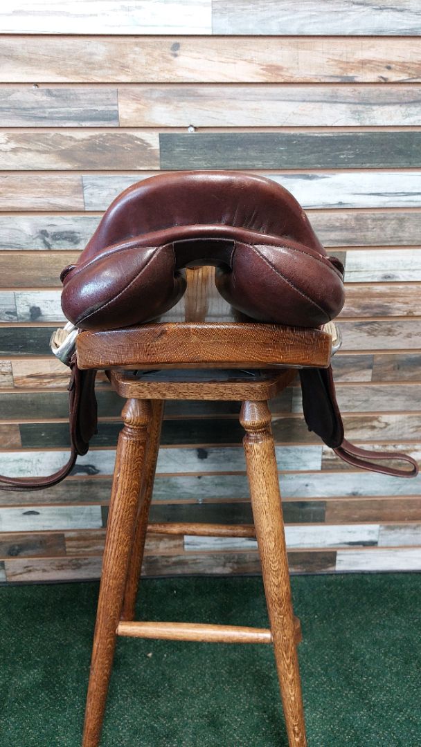 USED M. Toulouse English Saddle With Irons/Leathers 18 Dark Oil