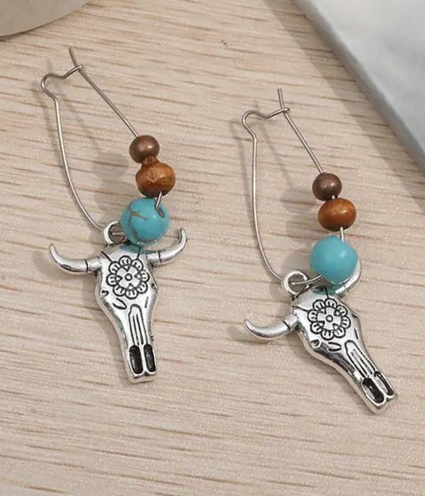 ( N006 )  RETRO LONG HORN EARRING