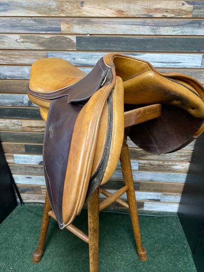 USED M. Toulouse Jump Saddle 17.5 Med Oil w/ Light Tan Accents