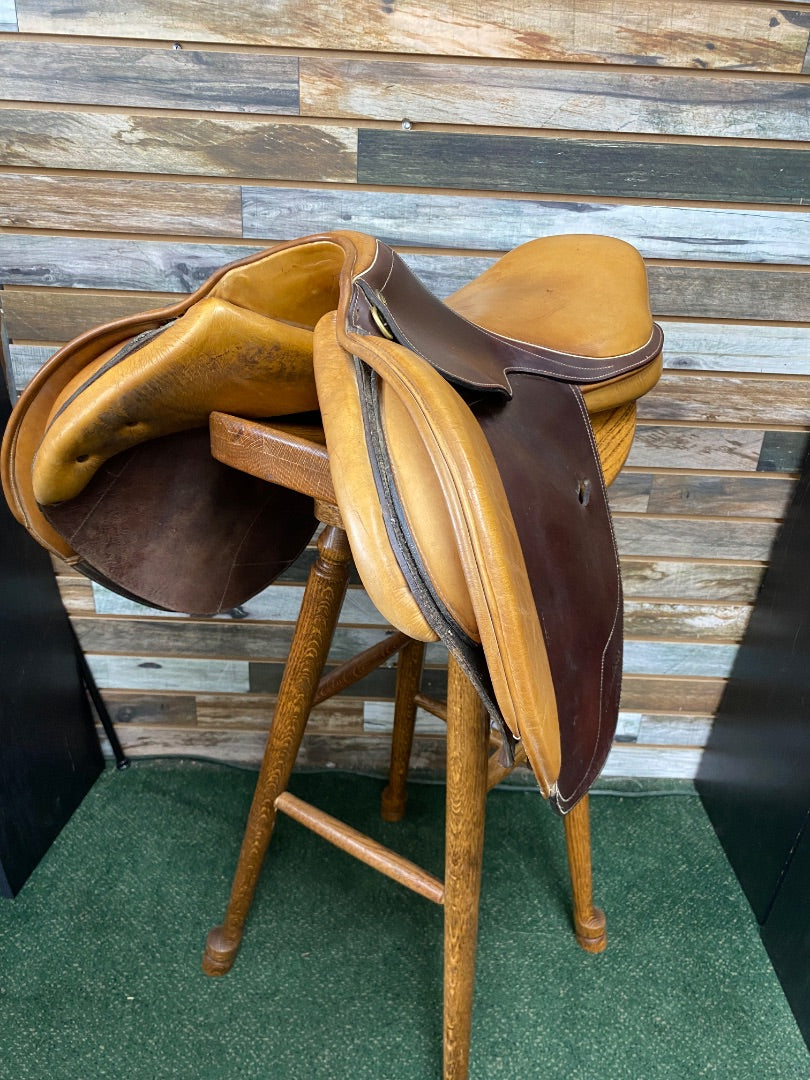 USED M. Toulouse Jump Saddle 17.5 Med Oil w/ Light Tan Accents
