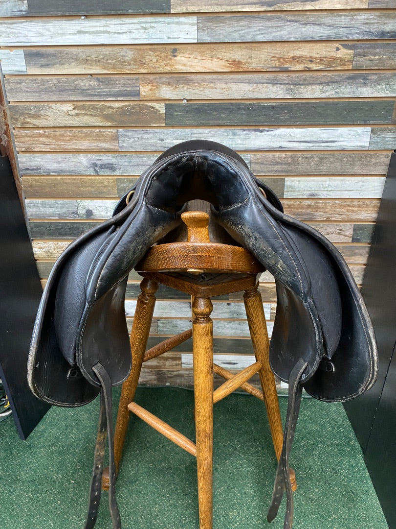 USED Schleese Dressage Saddle 17.5" Seat 6.5" Gullet Black