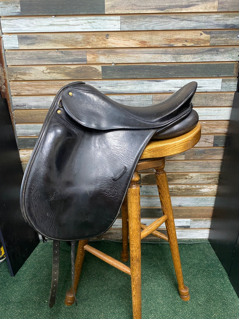 USED Schleese Dressage Saddle 17.5" Seat 6.5" Gullet Black