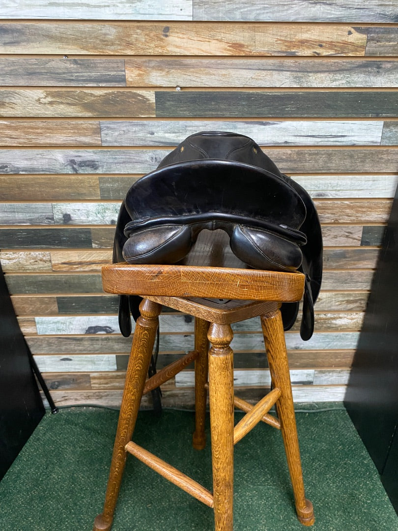 USED Schleese Dressage Saddle 17.5" Seat 6.5" Gullet Black