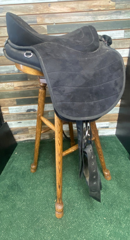 USED Tough1 Eclipse Treeless Black Endurance Saddle 16.5" Black