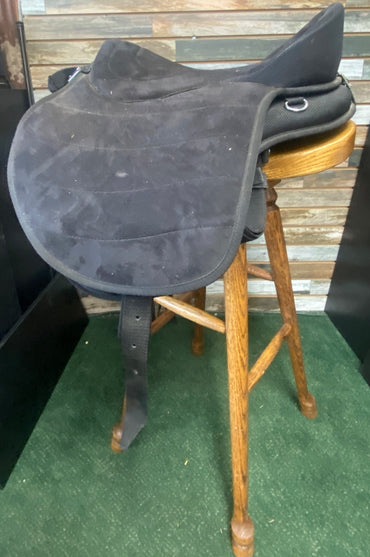 USED Tough1 Eclipse Treeless Black Endurance Saddle 16.5" Black