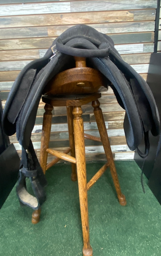 USED Tough1 Eclipse Treeless Black Endurance Saddle 16.5" Black