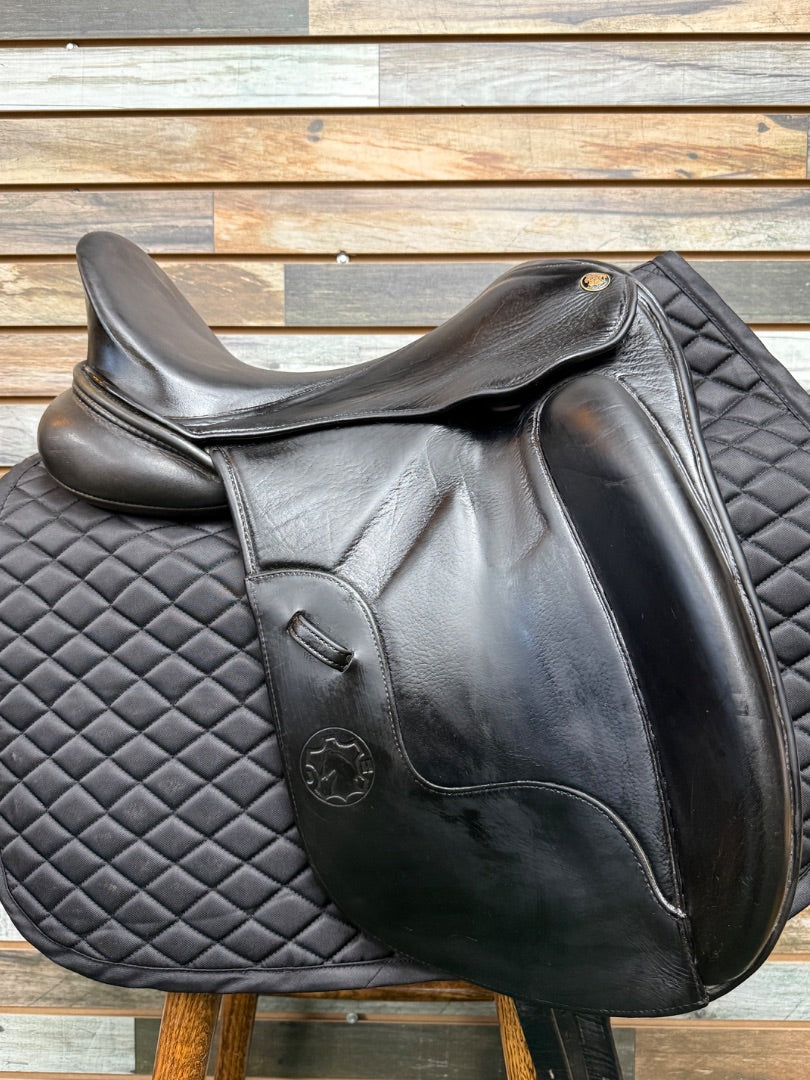 USED Sattlerei Hennig Dressage Saddle with Cover, 0903124 16.5” Black