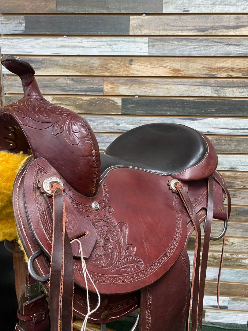 USED Cloverleaf Saddle Company Trail Saddle Floral Tooling 15.5" Medium Oil