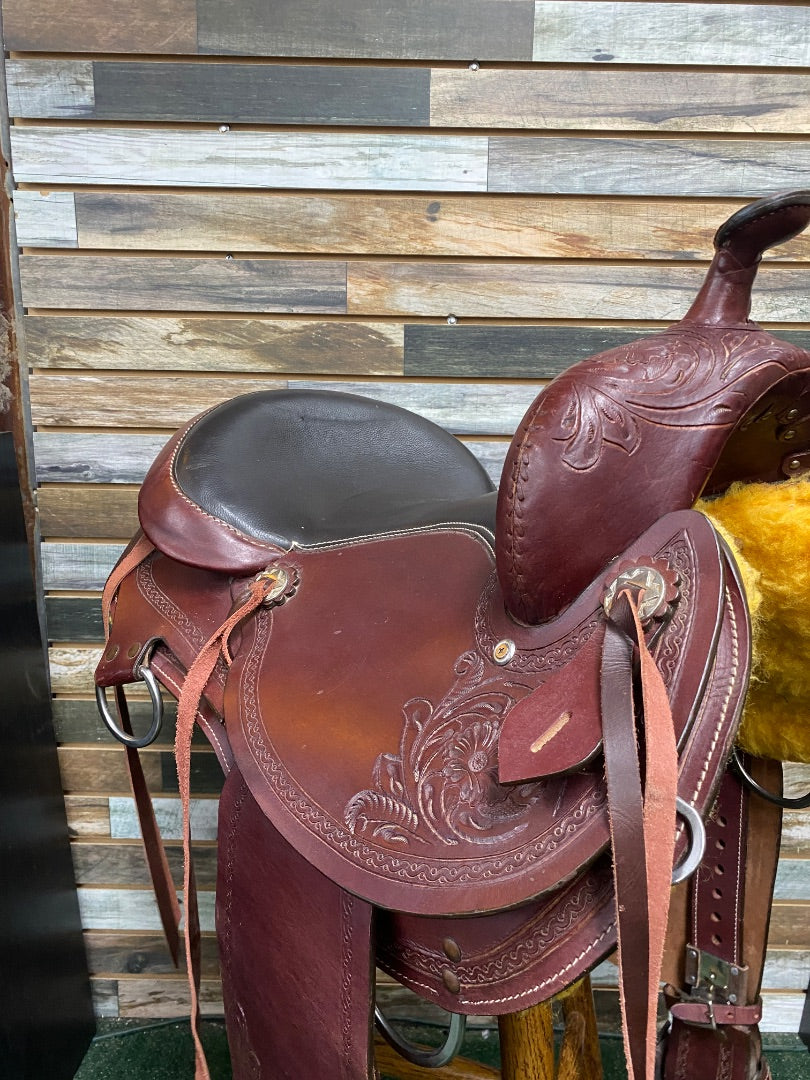 USED Cloverleaf Saddle Company Trail Saddle Floral Tooling 15.5" Medium Oil