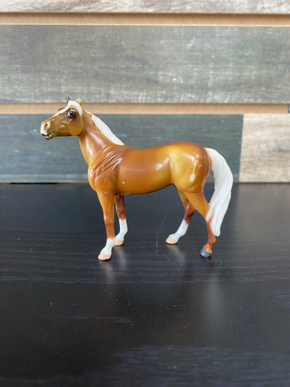 USED  Palamino w/ 3 Socks Breyer Stablemates