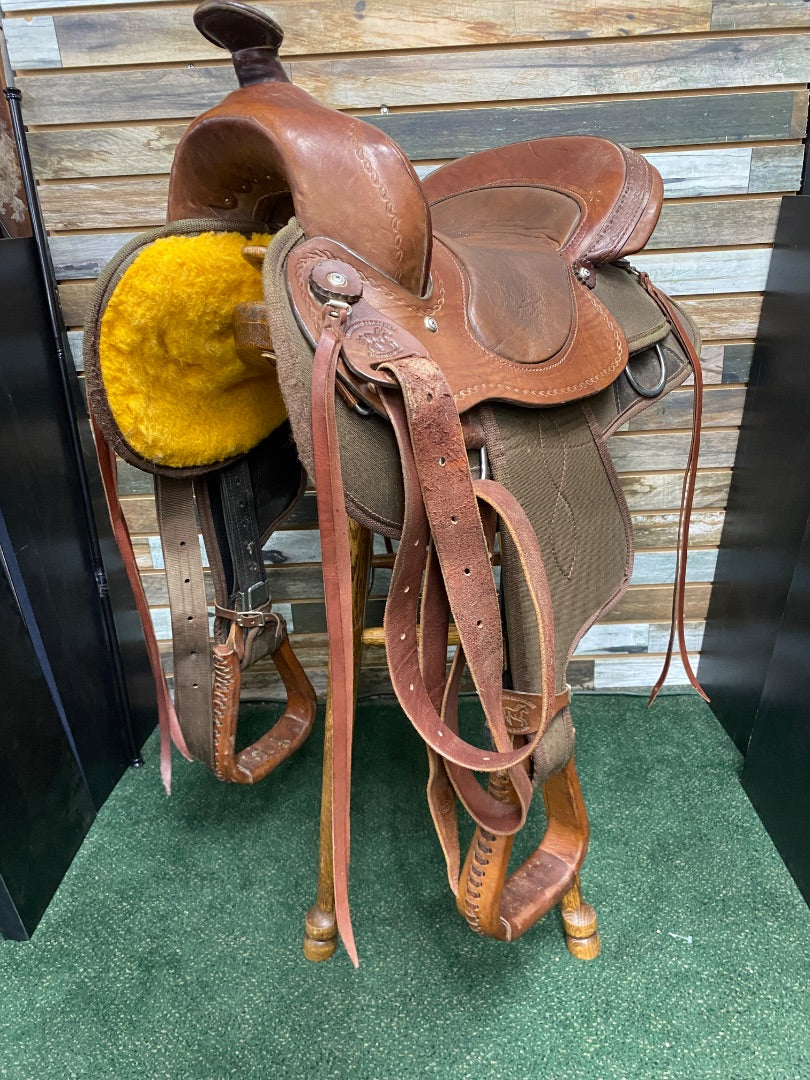 USED Wyoming Saddlery Trail Saddle 17 1/2" Seat, 7" Gullet Medium Oil