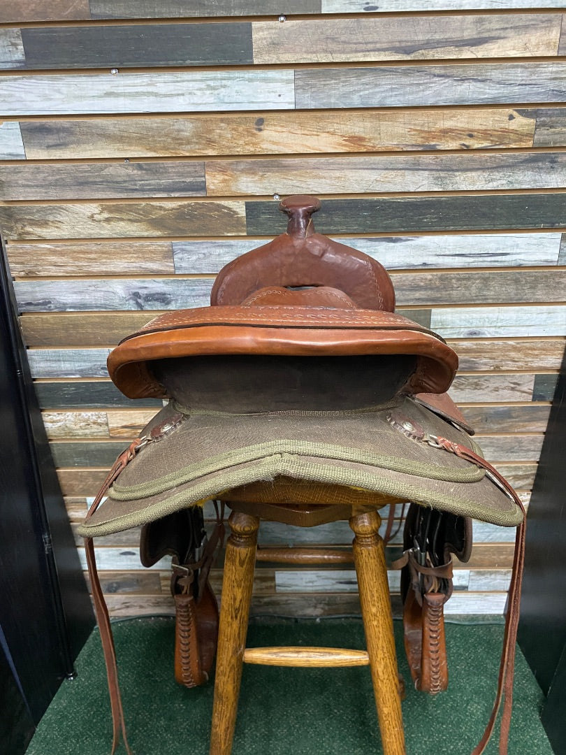 USED Wyoming Saddlery Trail Saddle 17 1/2" Seat, 7" Gullet Medium Oil