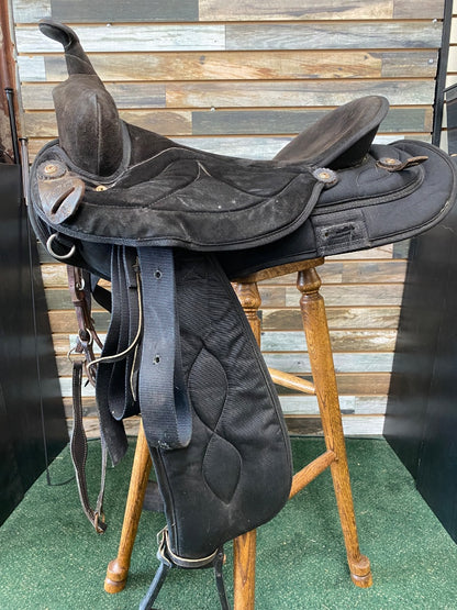 USED Big Horn Synthetic saddle 17" Black