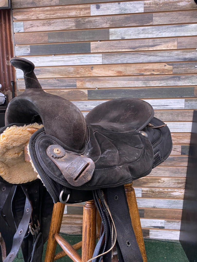 USED Big Horn Synthetic saddle 17" Black