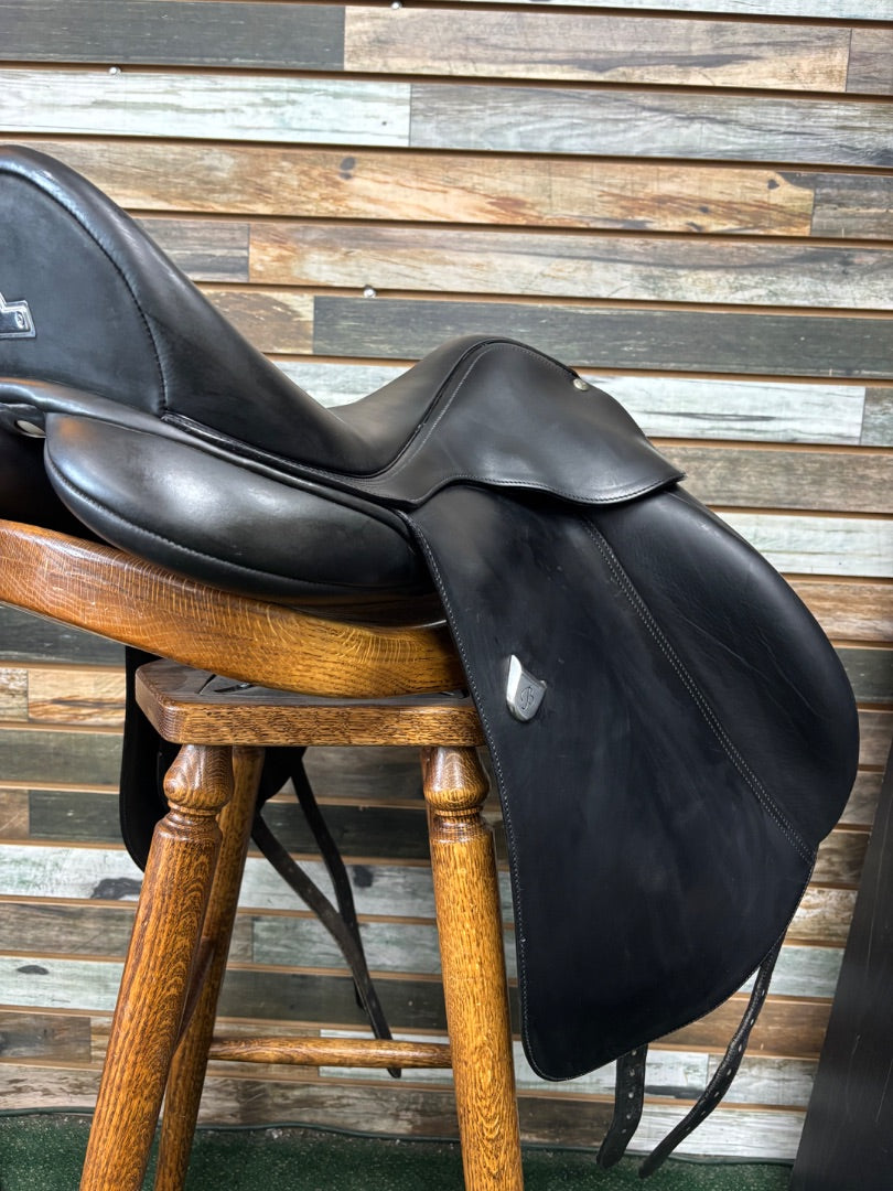 USED Bates Innova Monoflap Dressage Saddle 18" Black