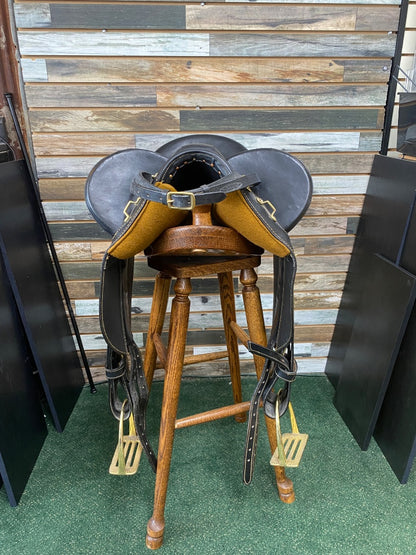 USED Down Under Saddle Supply Aulstralian Saddle 16 1/2" Black w/Brass Accents & Stiching