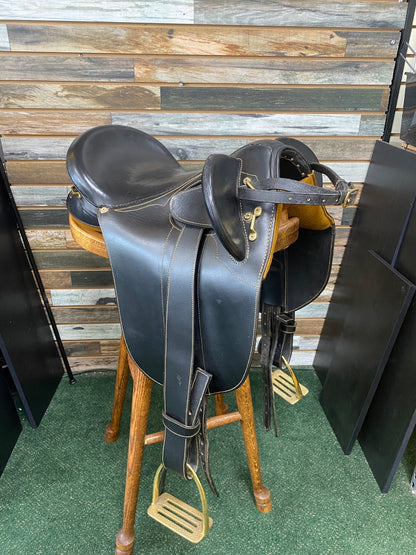 USED Down Under Saddle Supply Aulstralian Saddle 16 1/2" Black w/Brass Accents & Stiching