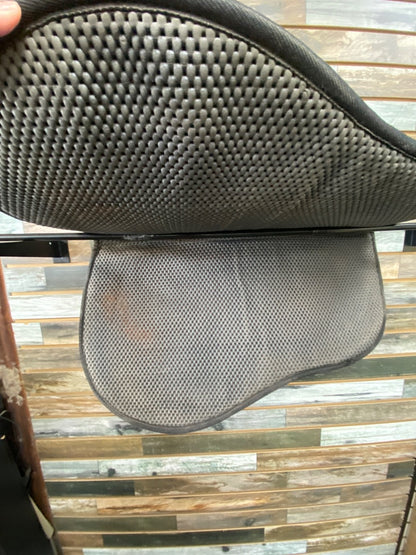 USED Reinsman Contoured Trail Pad 30” x 17” x 12” Black