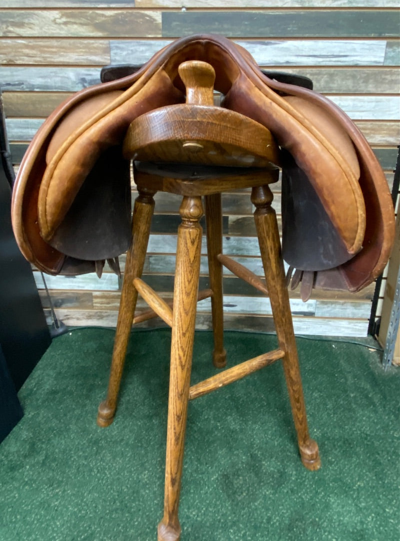 USED Country Conquest Close Contact Saddle 17" Medium Oil