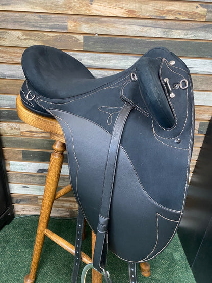 USED Wintec Australian Saddle 16" Black w/ Rosegold Stitching