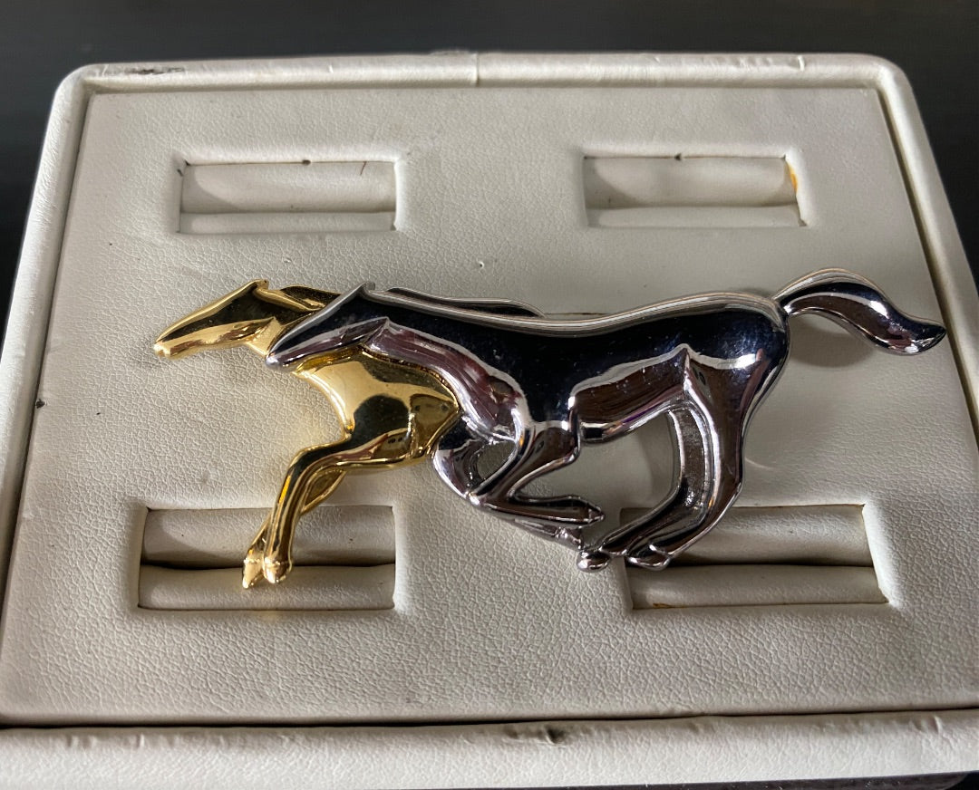 USED  Two Horse Head Pin  Gold