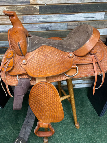 USED Golden Horseshoe Equestrian Western Saddles 16" Seat 7" Gullet Light OIl